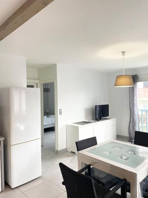 Appartement T2 Lumineux, Tres Bien Equipe, Proche Centre-Ville Salies-de-Bearn Luaran gambar