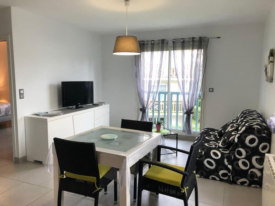 Appartement T2 Lumineux, Tres Bien Equipe, Proche Centre-Ville Salies-de-Bearn Luaran gambar