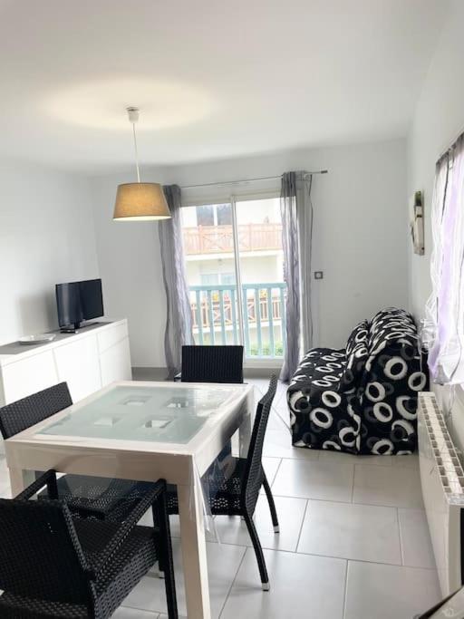 Appartement T2 Lumineux, Tres Bien Equipe, Proche Centre-Ville Salies-de-Bearn Luaran gambar